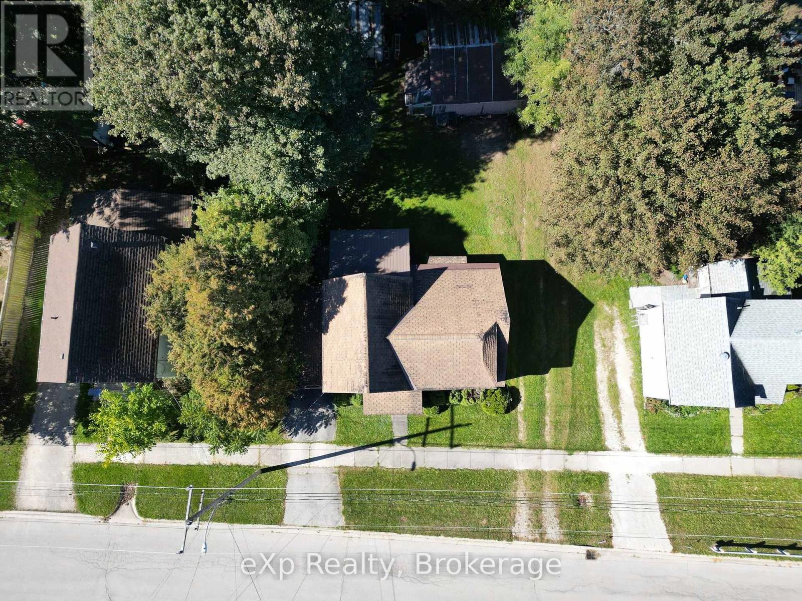 778 8TH AVENUE E - Image 37