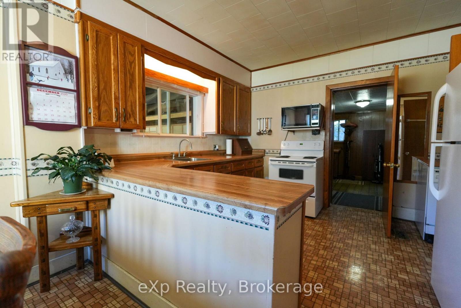 778 8TH AVENUE E - Image 9