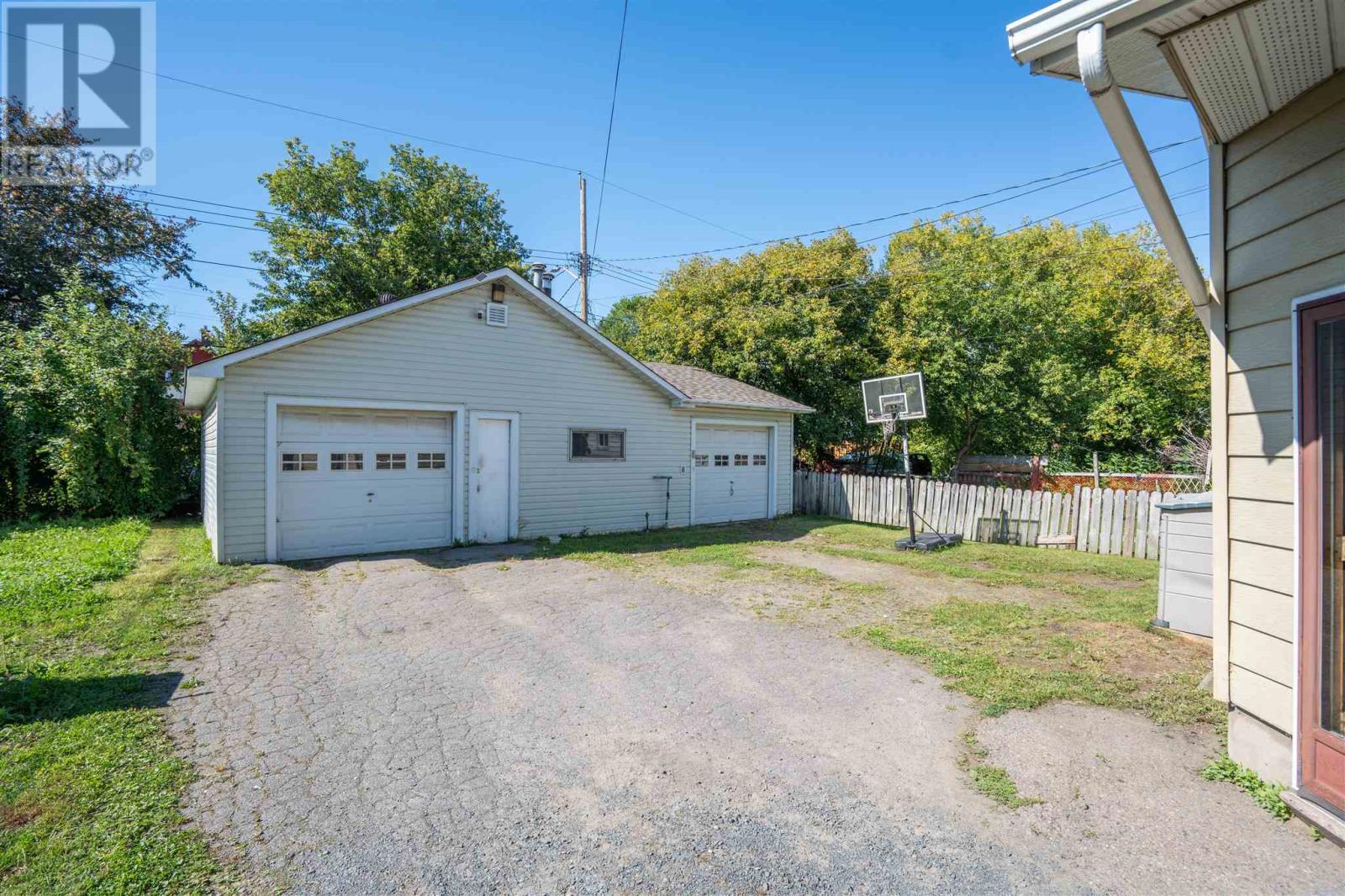 225 Beverley ST - 24