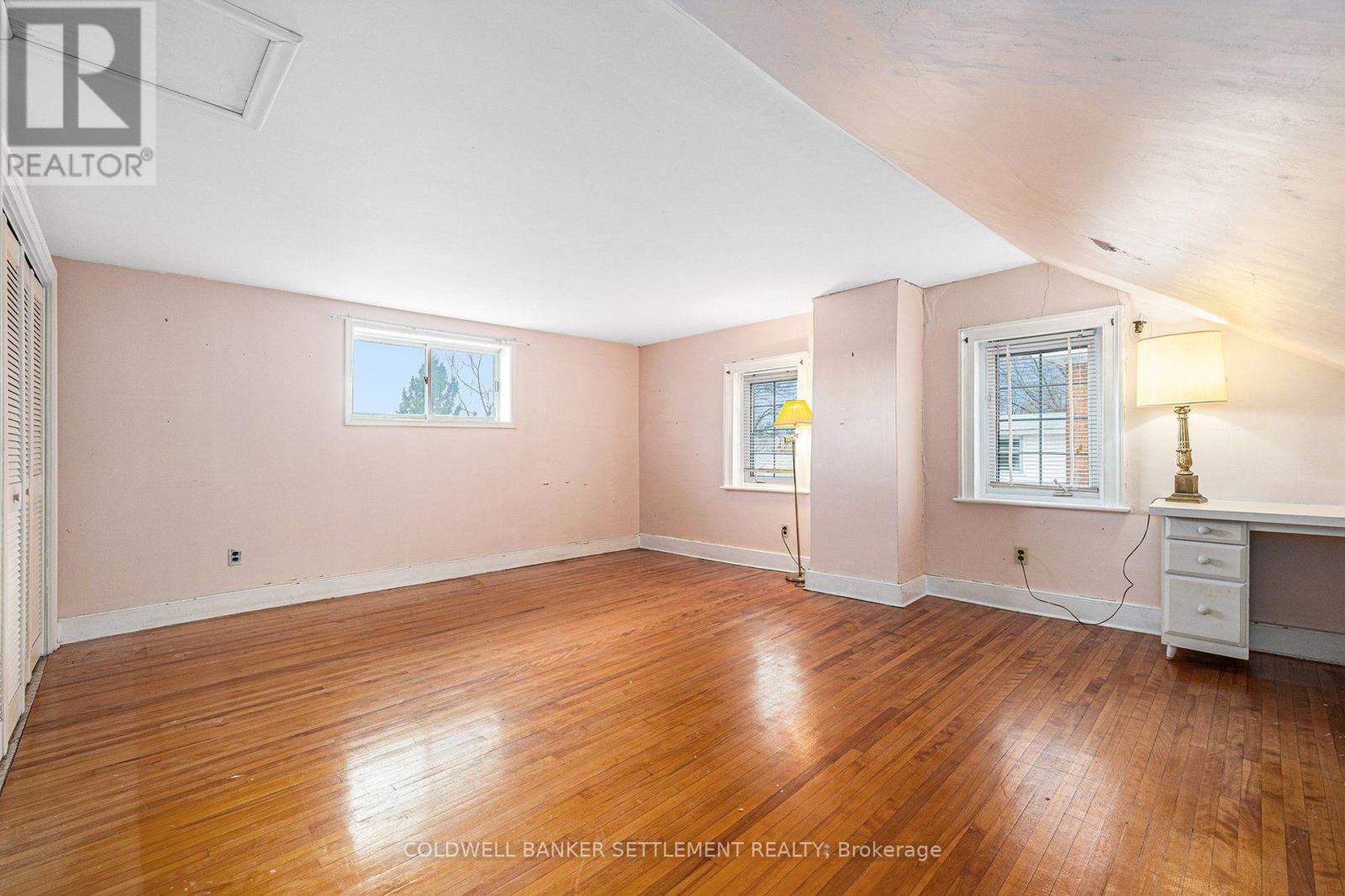 68 WILSON STREET W - 32