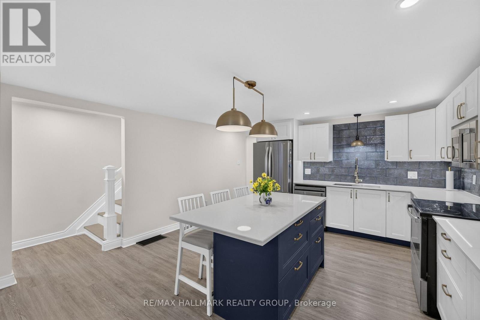 241 LEWIS STREET E - Image 9