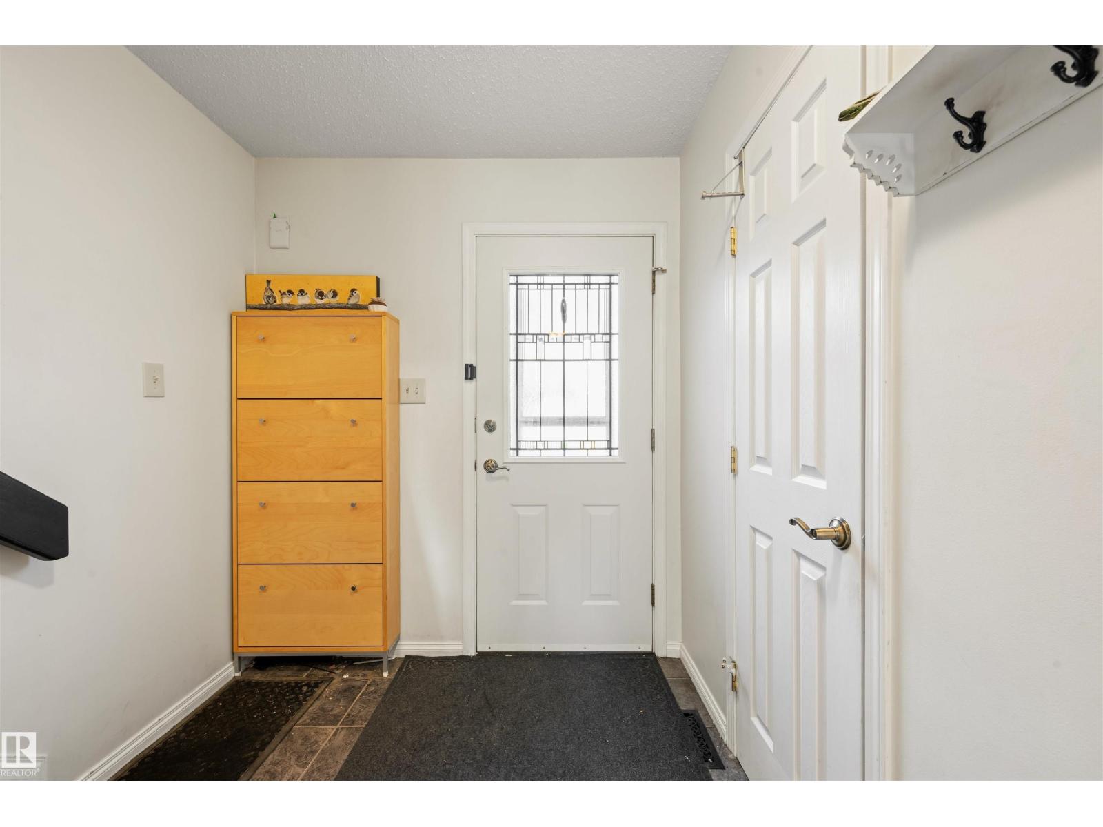 7067 32 AV NW - 3