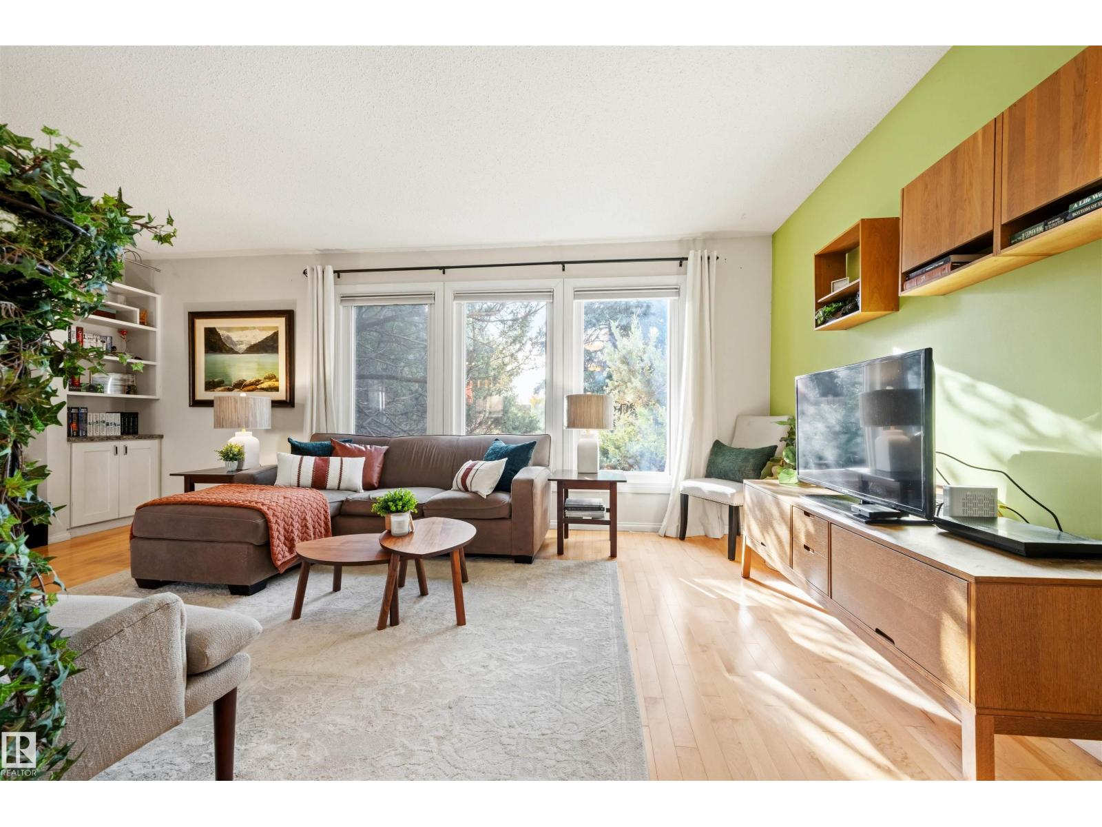 7067 32 AV NW - 5