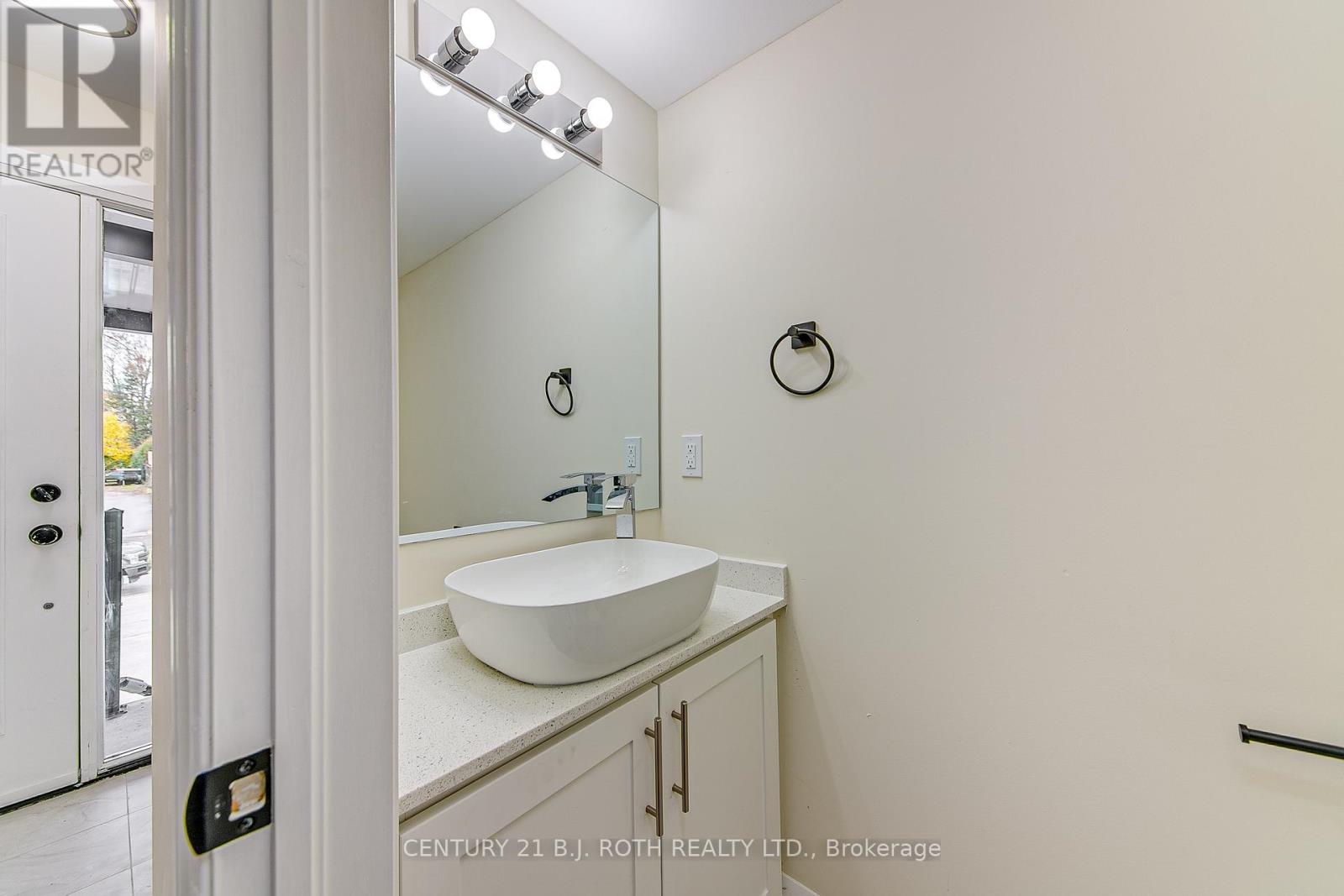 6-98 Peel Street, Barrie photo 4