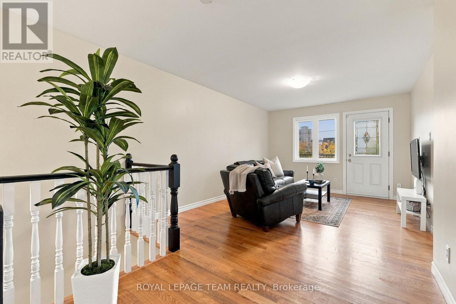 24 FARM STREET - 12