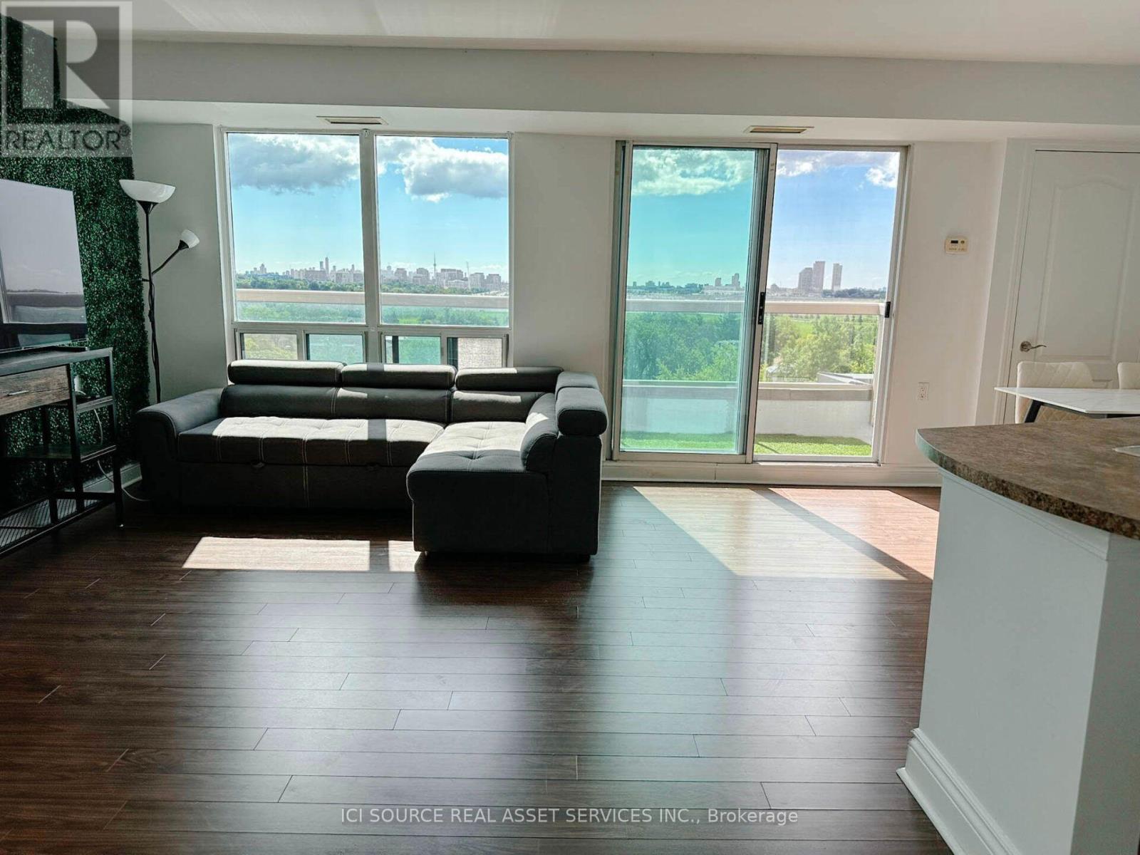 901- 935 Sheppard Avenue West, Toronto, ON photo 3
