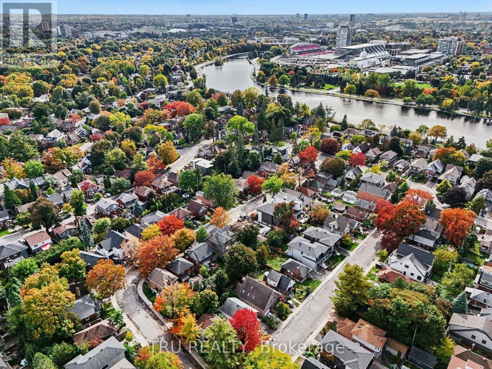 Steps from the Rideau Canal, shops, restaurants