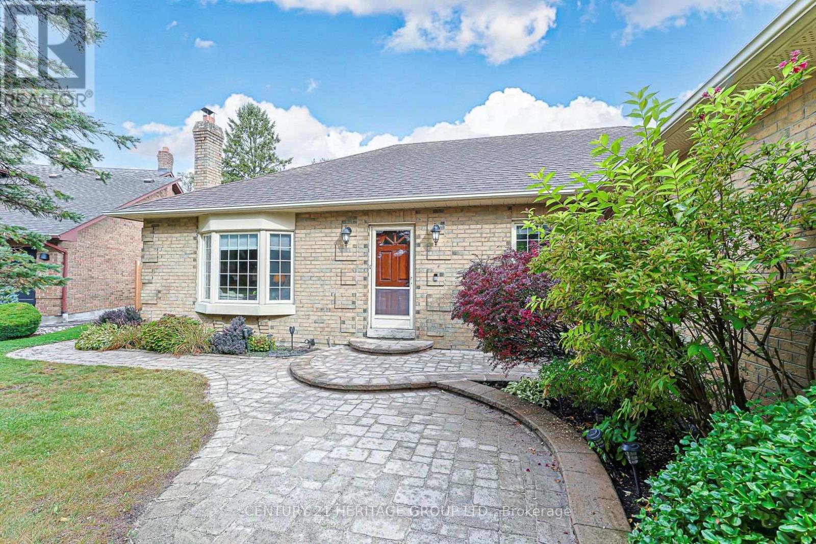 20 Simmons Crescent, Aurora, ON photo 2