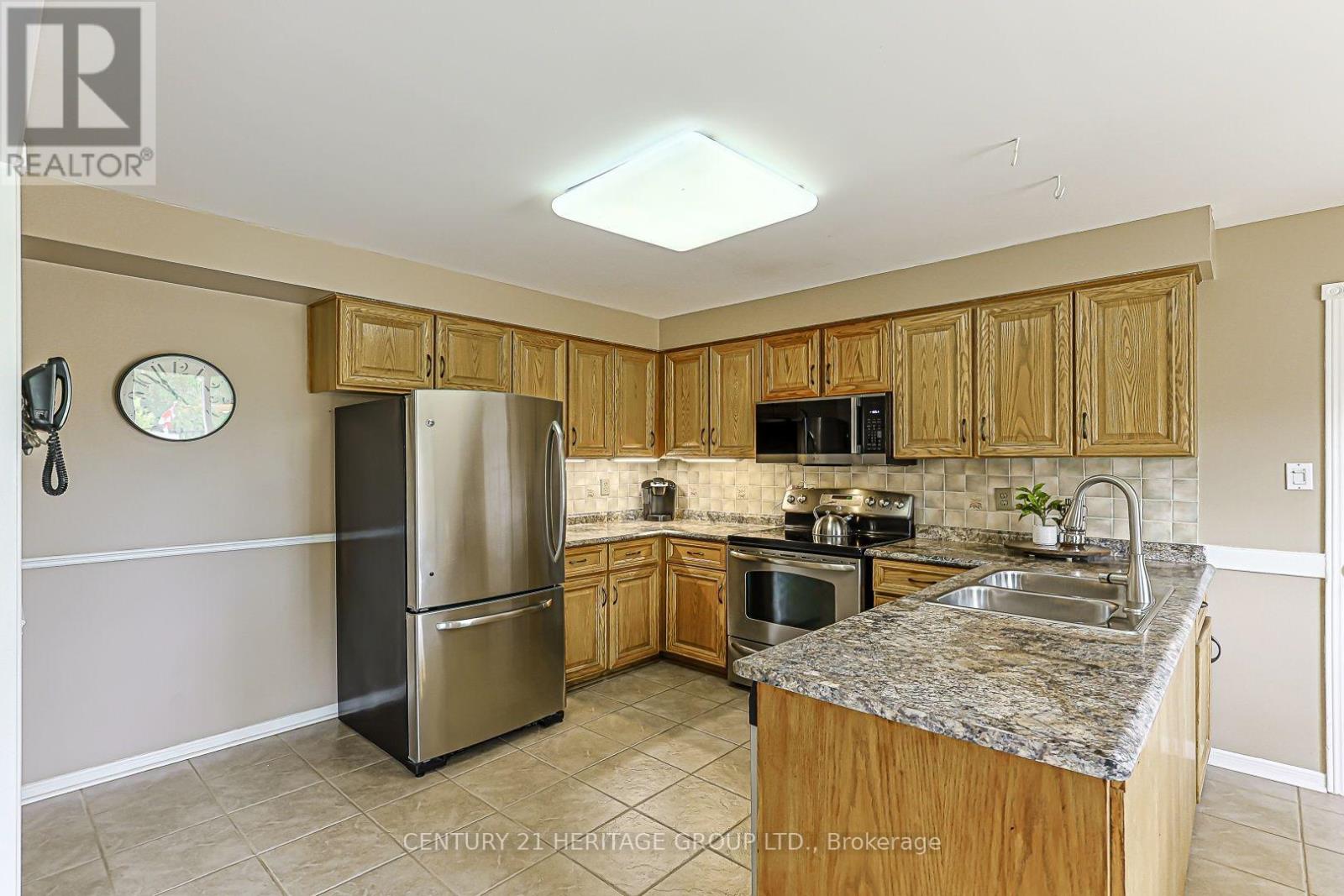 20 Simmons Crescent, Aurora, ON photo 9