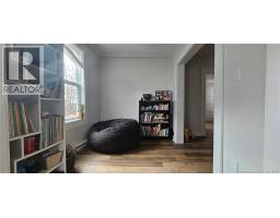 496 Robinson Street, photo 3