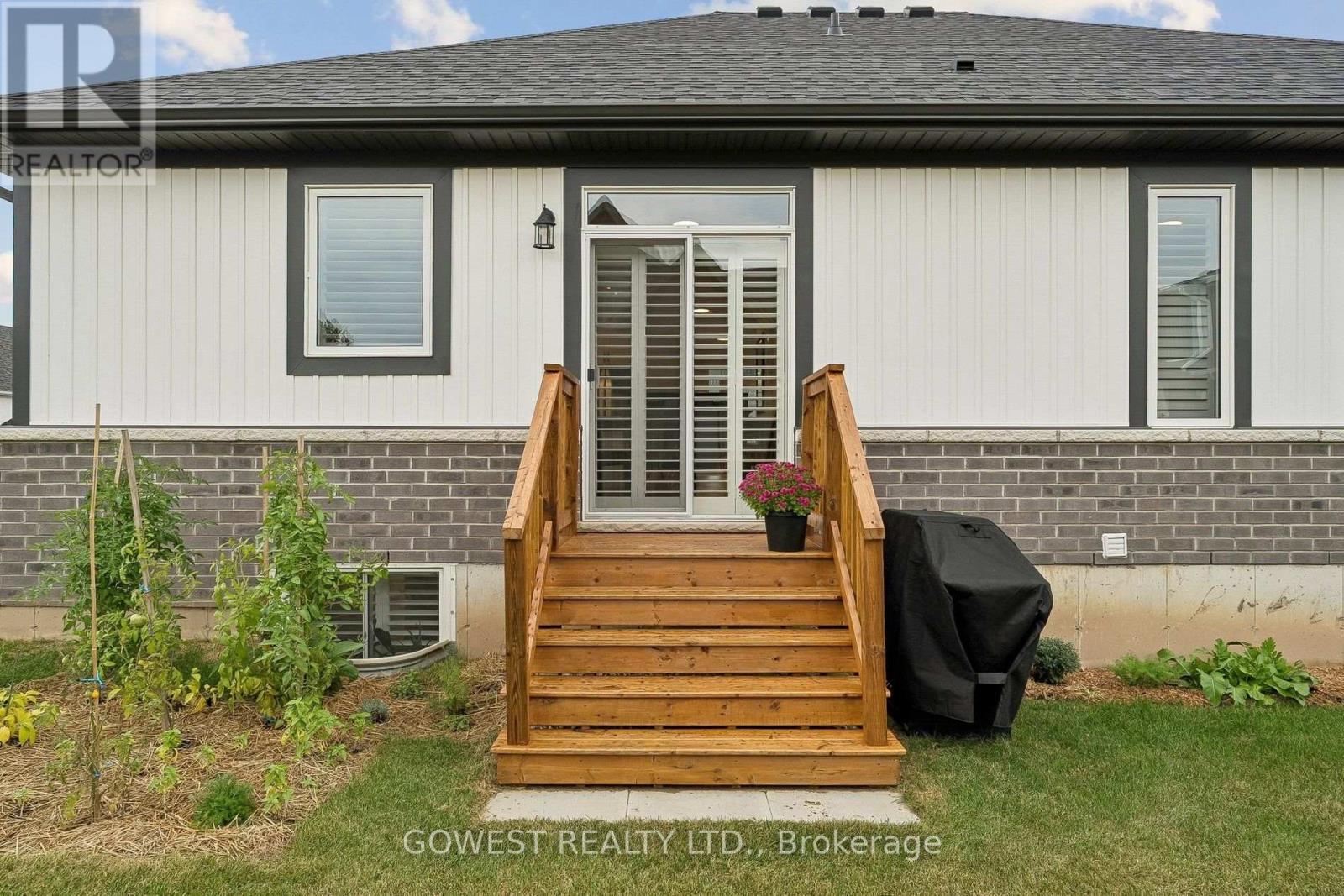 #23 2797 RED MAPLE AVENUE - 39