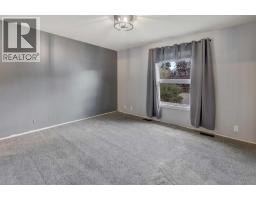 Bedroom - 325 Flett Drive Ne, Airdrie, AB T4B1N1 Photo 12
