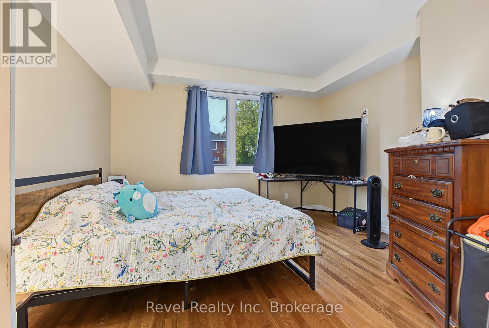 373 FIRST AVENUE E - 11