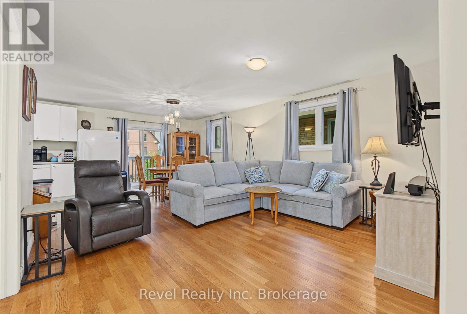 373 FIRST AVENUE E - 16