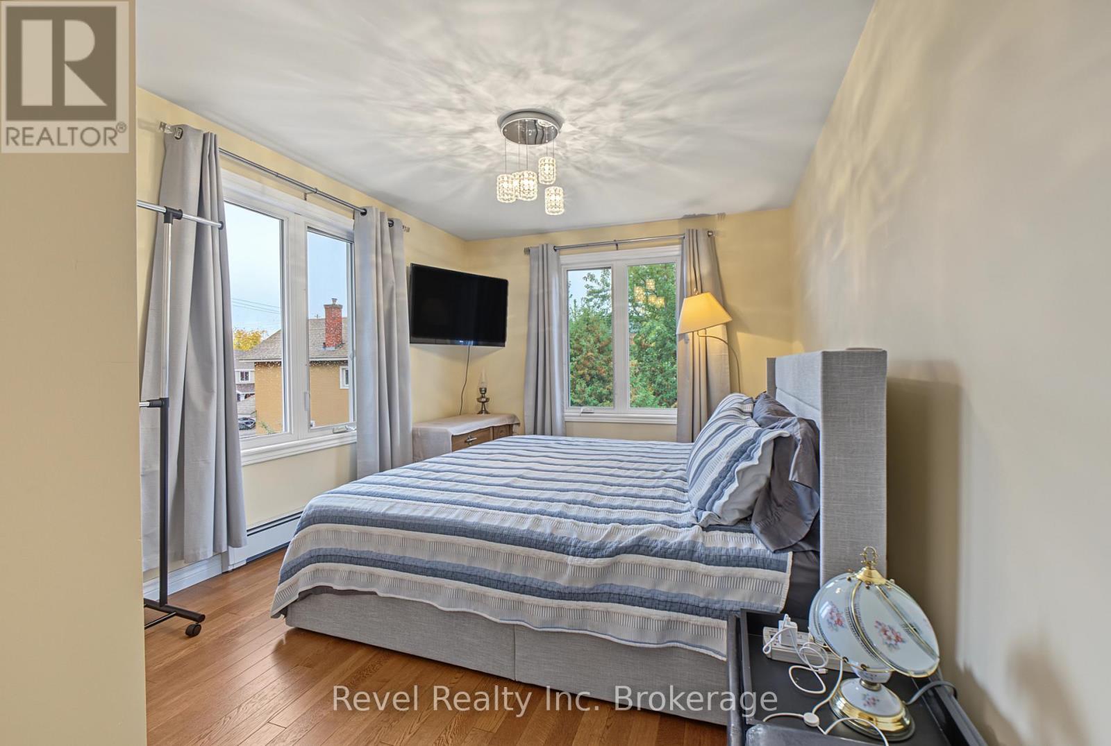 373 FIRST AVENUE E - 17