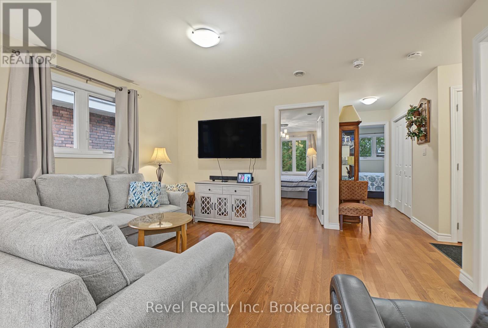 373 FIRST AVENUE E - 19