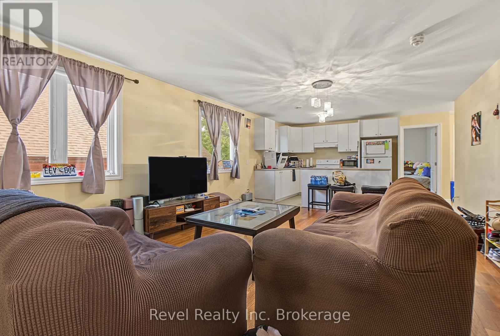 373 FIRST AVENUE E - 27