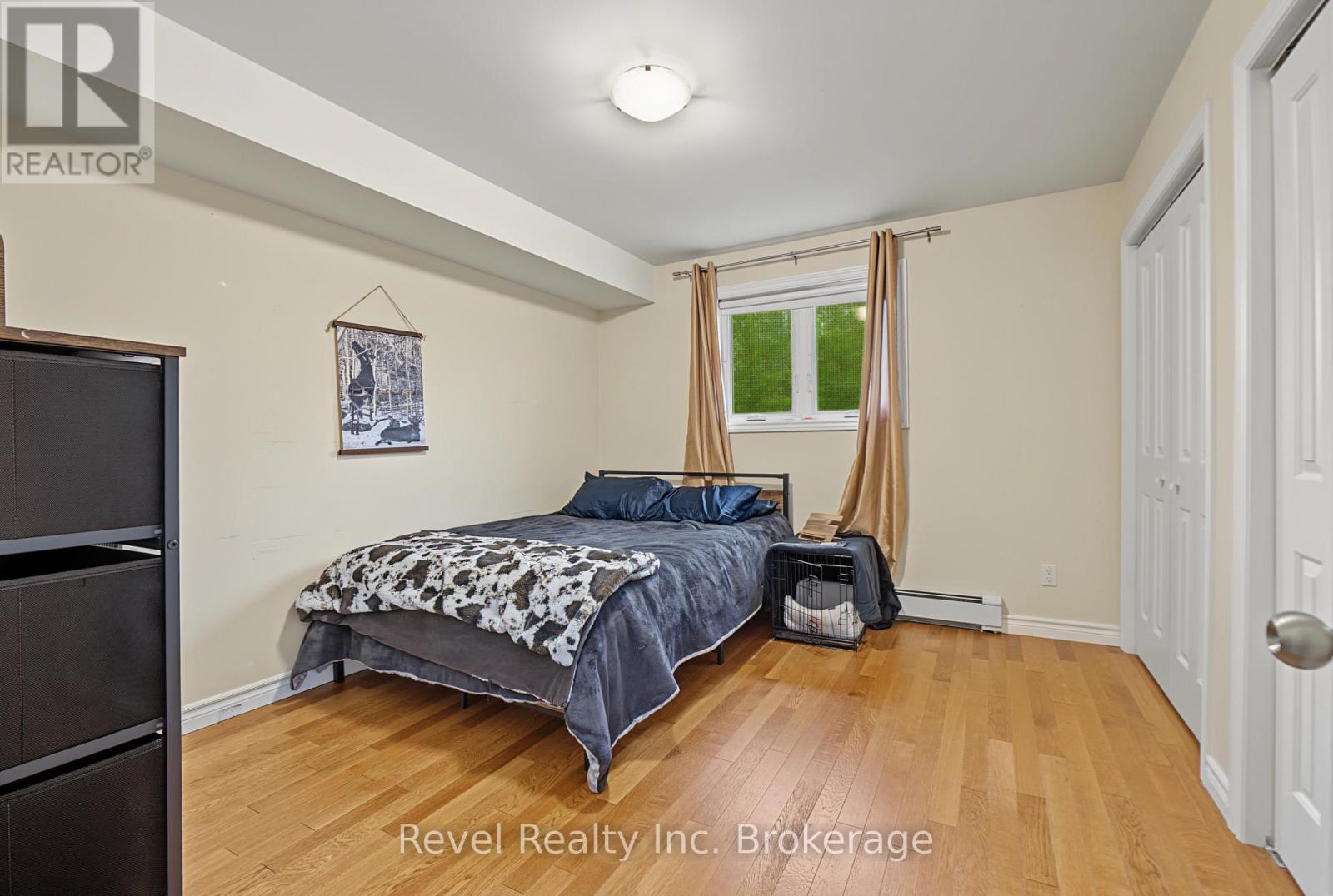 373 FIRST AVENUE E - 32