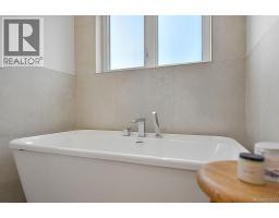 4317 Majestic Dr, Saanich, BC V8N3H1 Photo 39