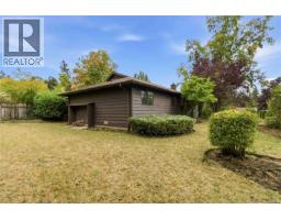 946 Paconla Pl, Central Saanich, BC V8M1E1 Photo 21