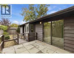 946 Paconla Pl, Central Saanich, BC V8M1E1 Photo 18
