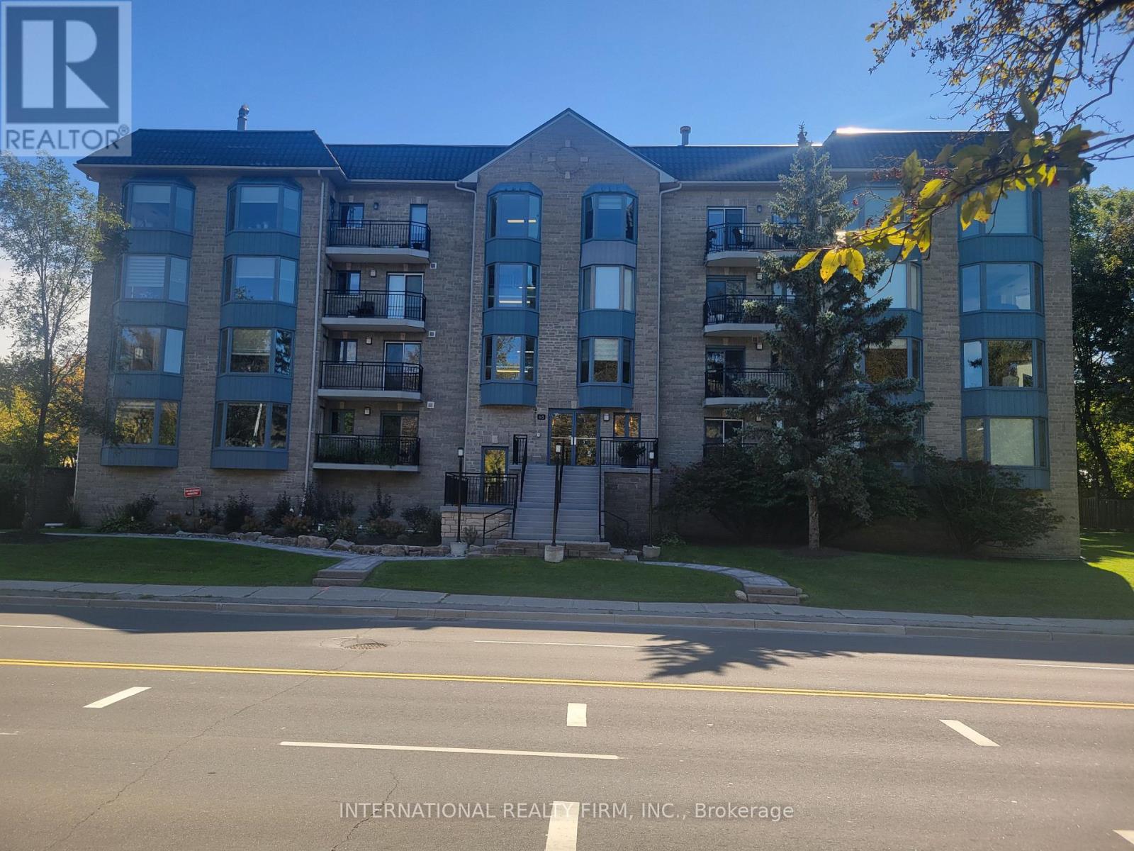 310- 85 Wellington Street West, Aurora, ON