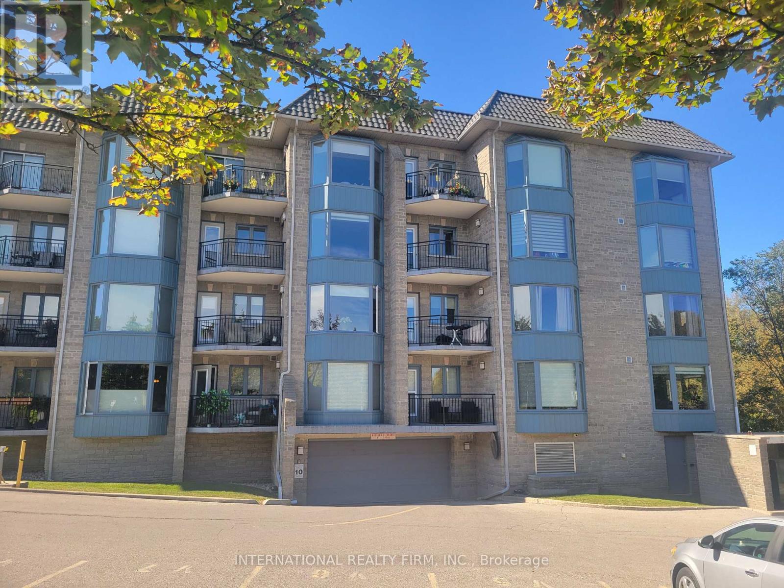 #310 85 WELLINGTON STREET W - 2