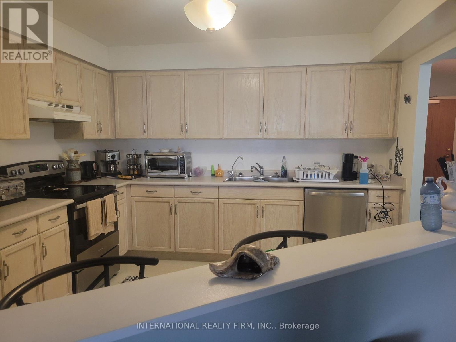 #310 85 WELLINGTON STREET W - 3