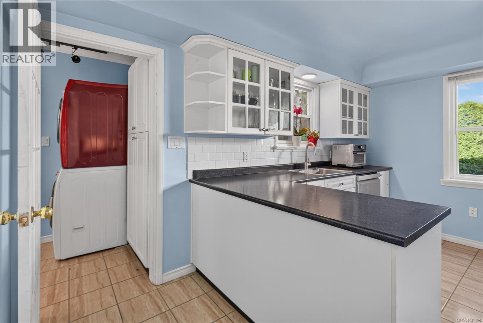 930 Wharncliffe Rd - Image 12
