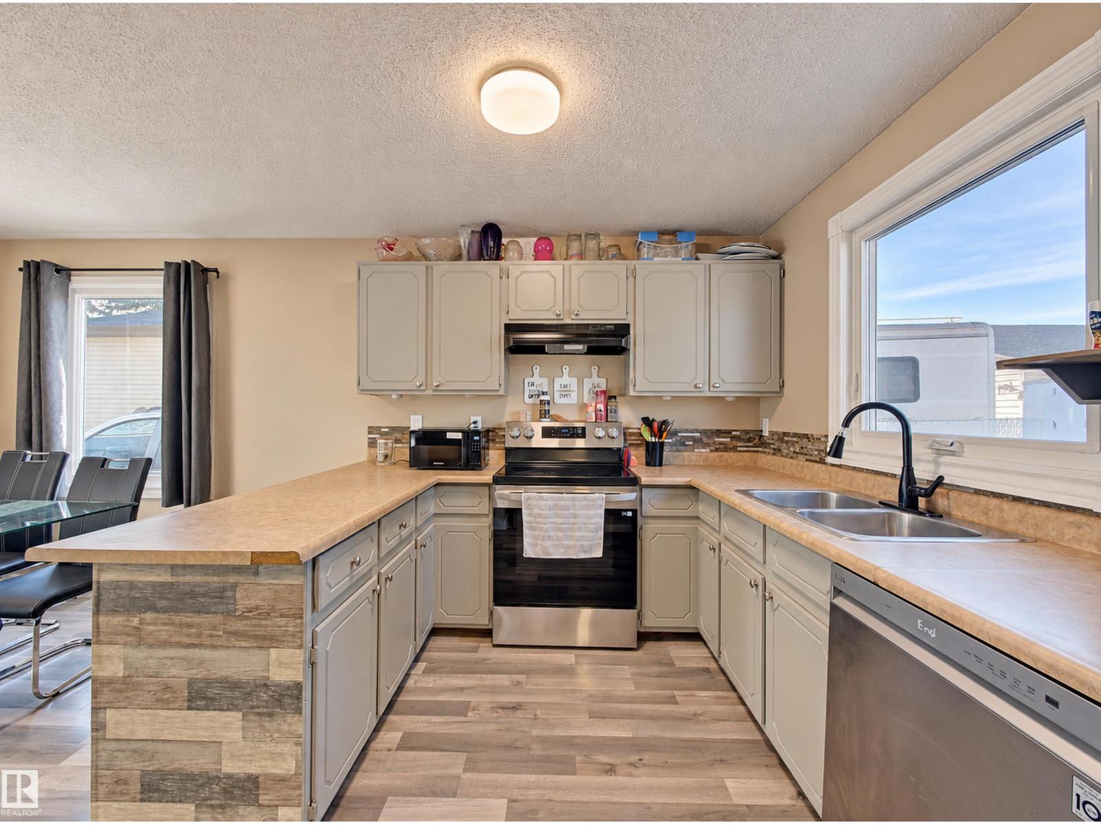 9218 81A ST - 14
