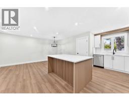 4pc Bathroom - 3320 60 Street Ne, Calgary, AB T1Y3S9 Photo 8