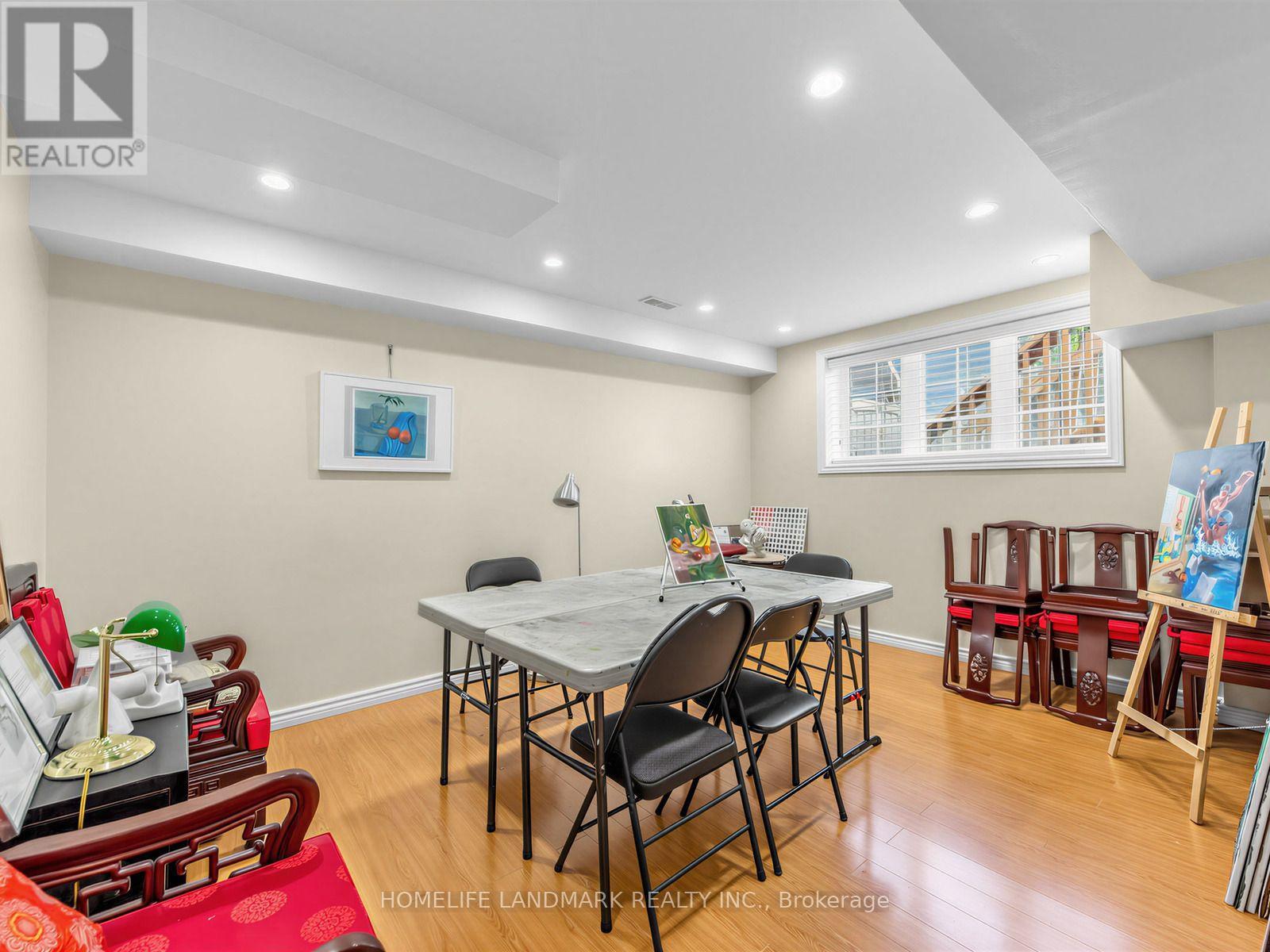 72 VANDERVOORT DRIVE - 33