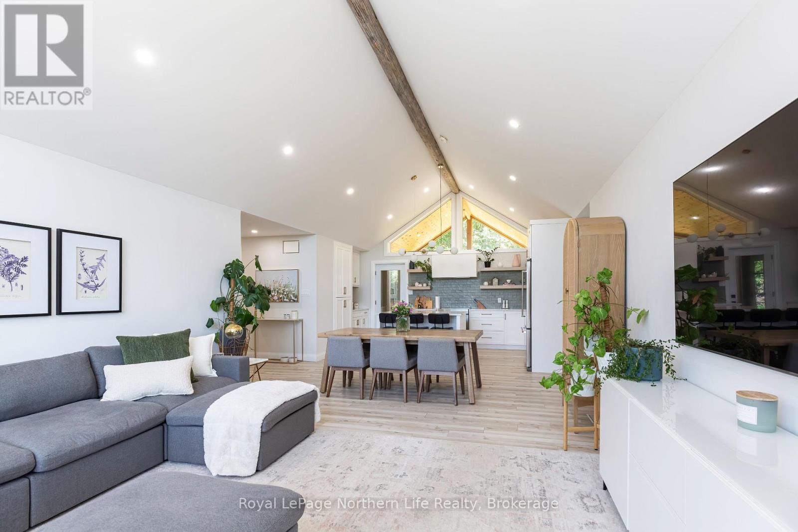 90 YOUNG DRIVE - Image 19