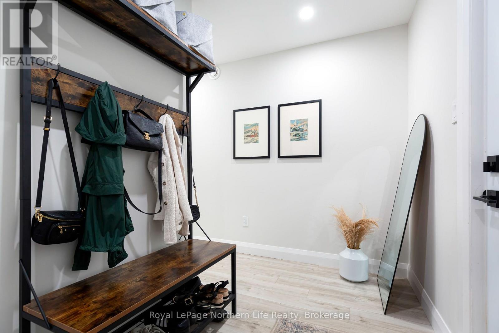 90 YOUNG DRIVE - Image 32