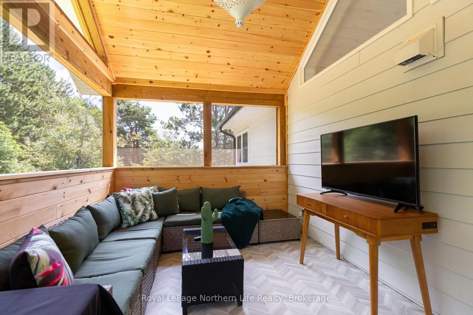90 YOUNG DRIVE - Image 36
