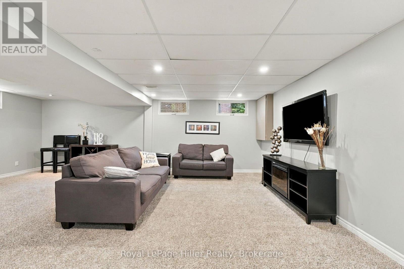 133 BRAEMAR CRESCENT - 32