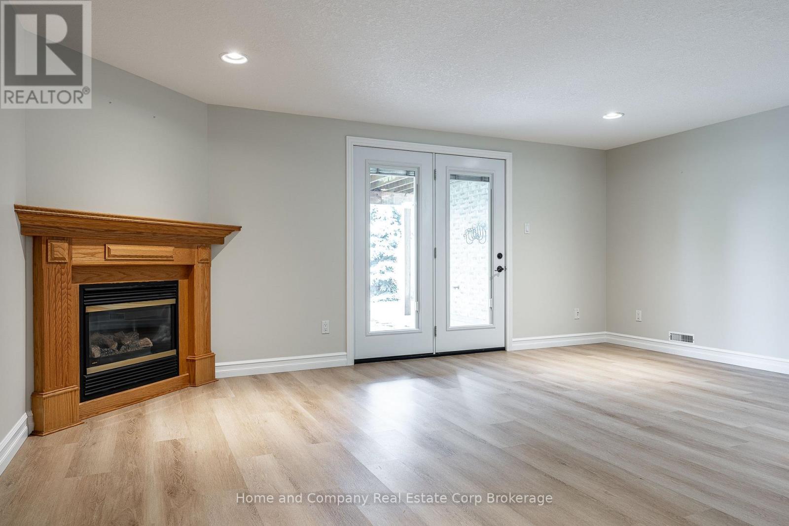 5 RIDGEWOOD CRESCENT - 26