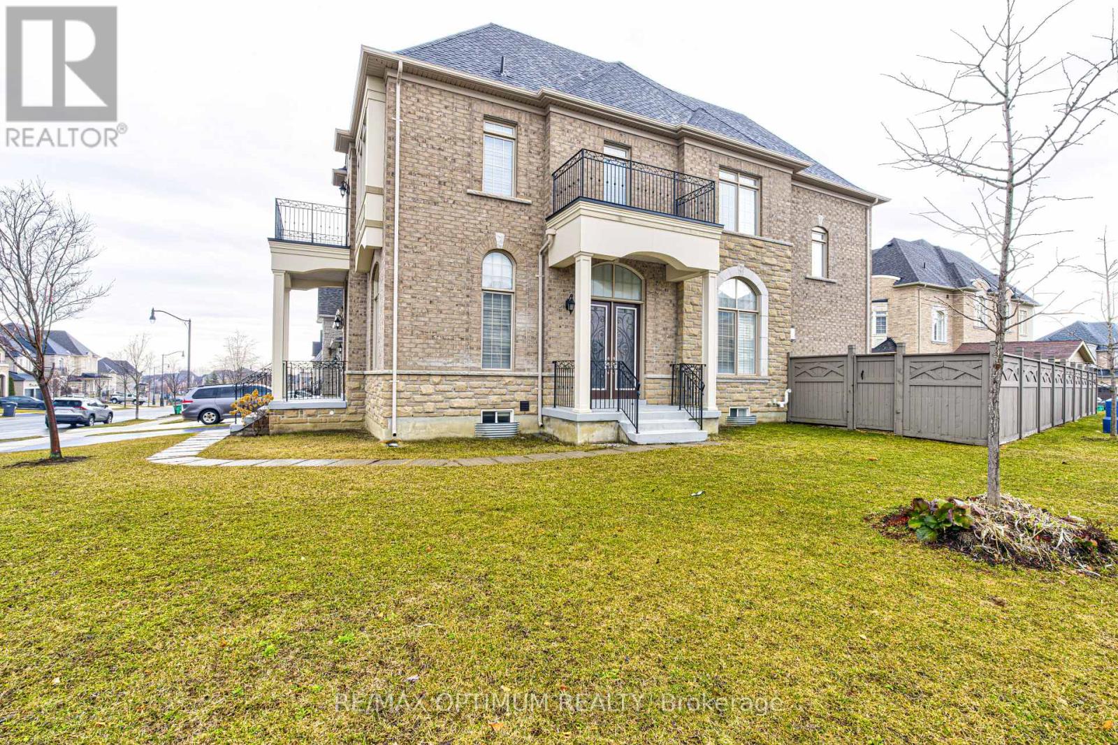 80 Royal West Drive, Brampton, ON photo 3