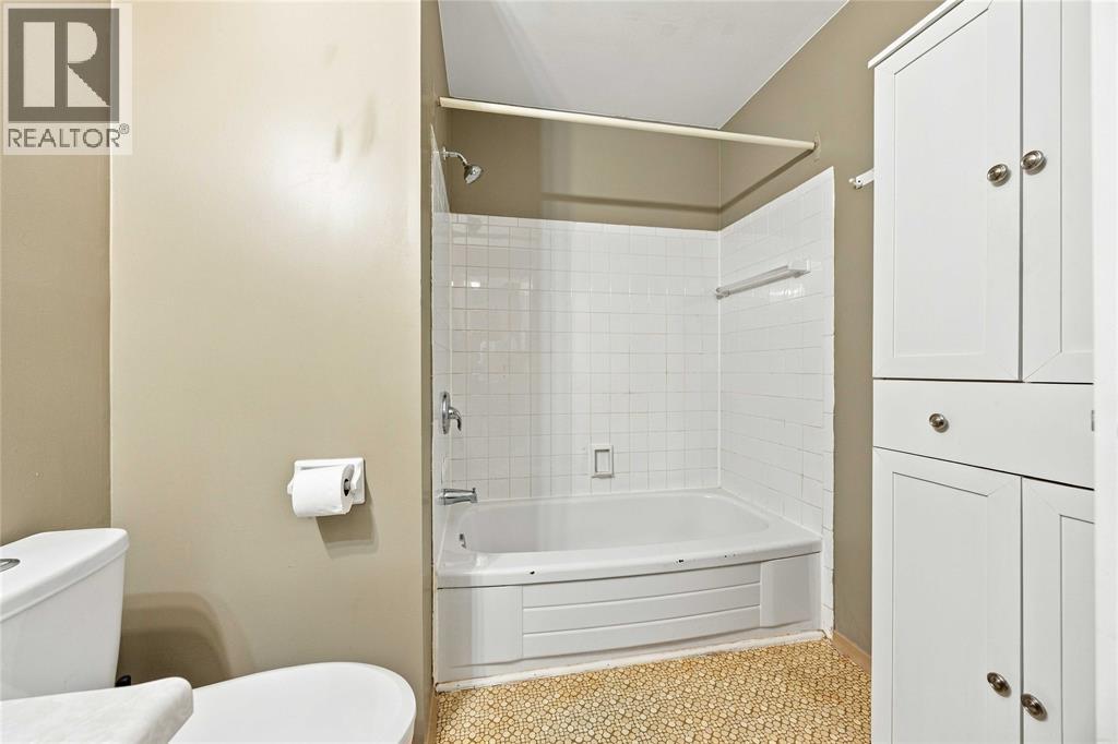 #44 200 ST.CLAIR BOULEVARD - Image 34