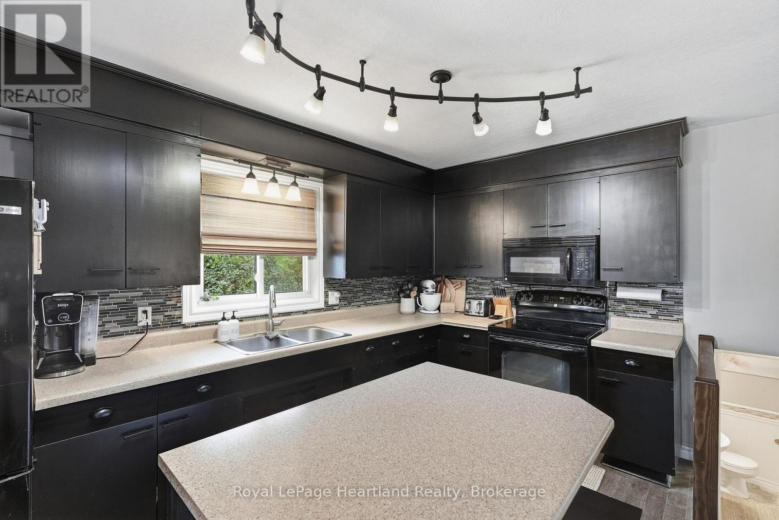 11 WILLIAM STREET N - 11