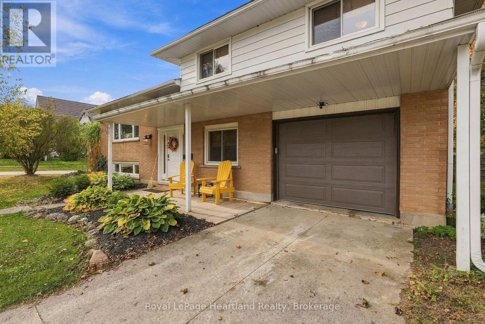 11 WILLIAM STREET N - 2