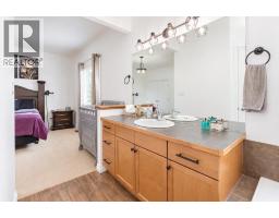 5pc Bathroom - 222 6a Street, Stirling, AB T0K2E0 Photo 14