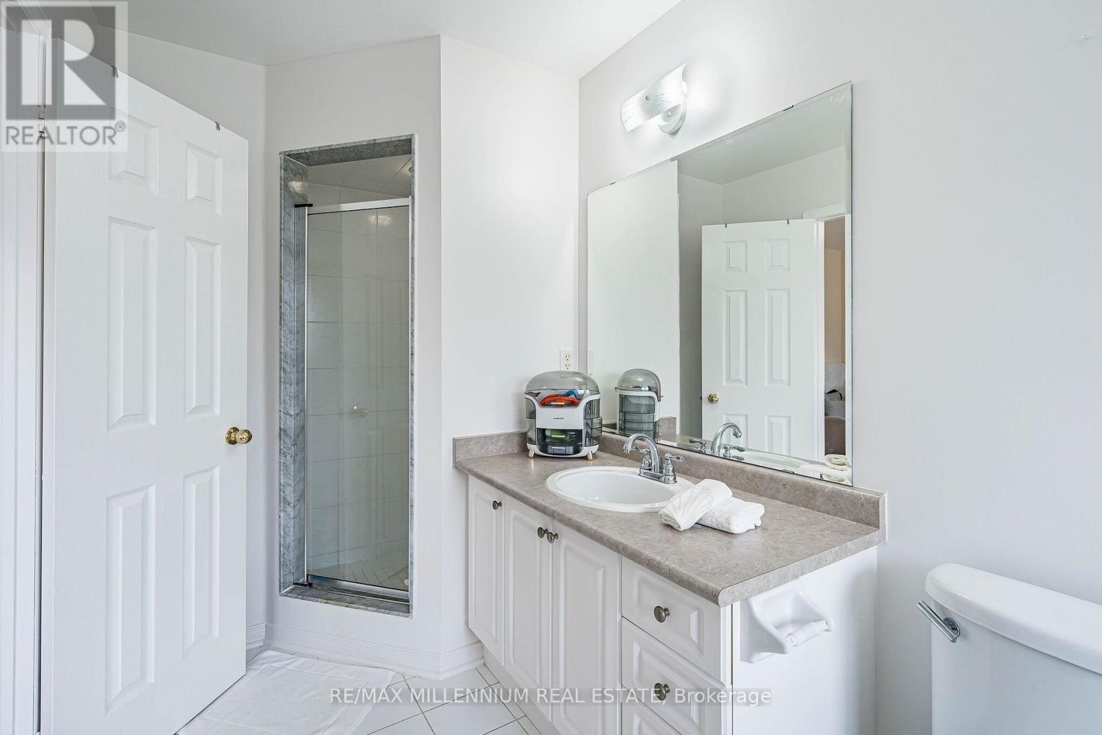 Photo 31 of 90 Ronan Crescent, Vaughan (Sonoma Heights)