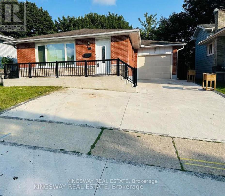35 SILVER ASPEN CRESCENT - 1
