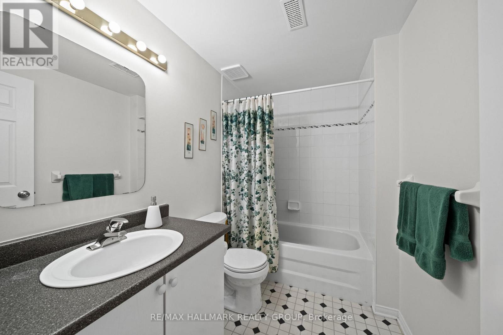 #19 1240 KILBORN PLACE - 34