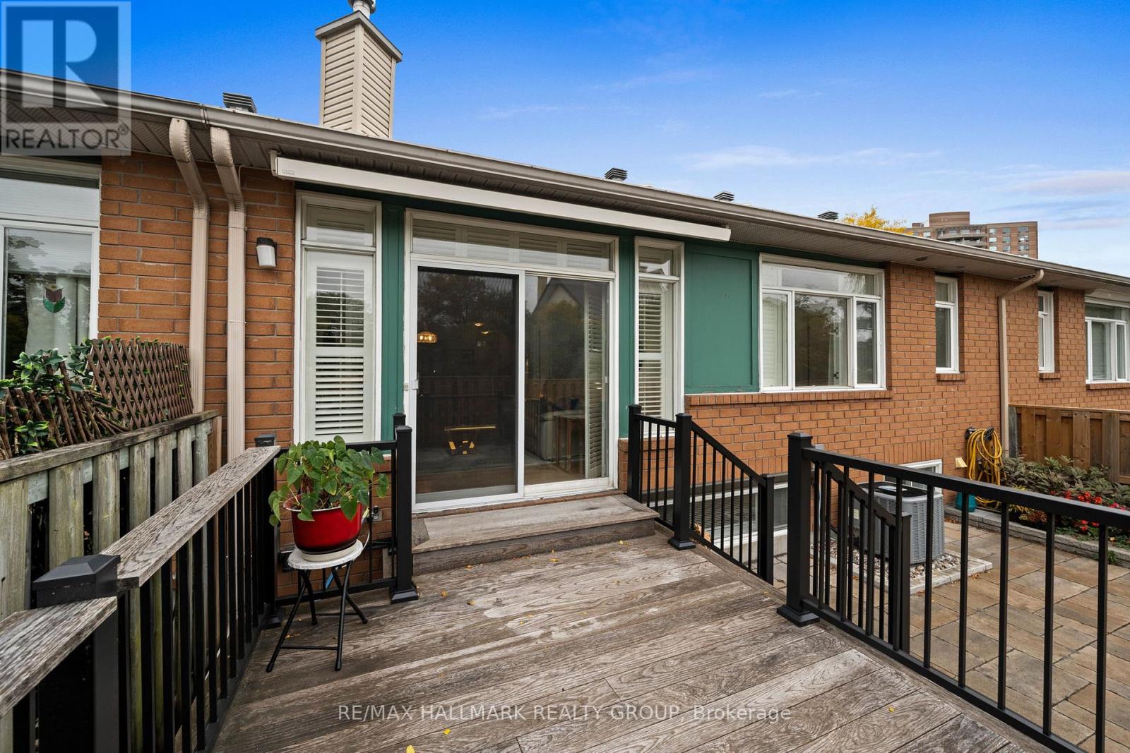 #19 1240 KILBORN PLACE - 35