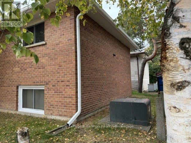 639 MCKELLAR STREET N - 11