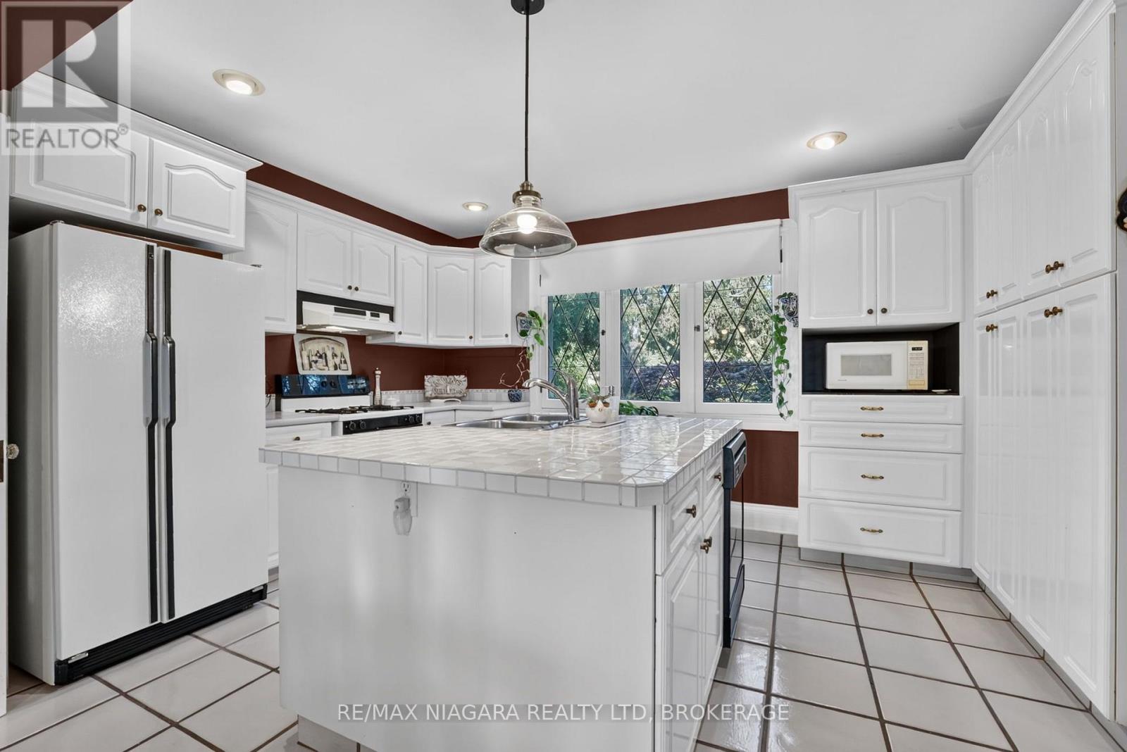 1577 GREGORY ROAD - 10