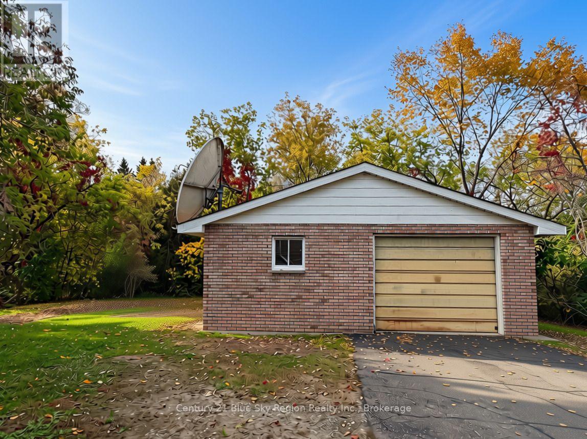 540 BISSETT STREET - 36