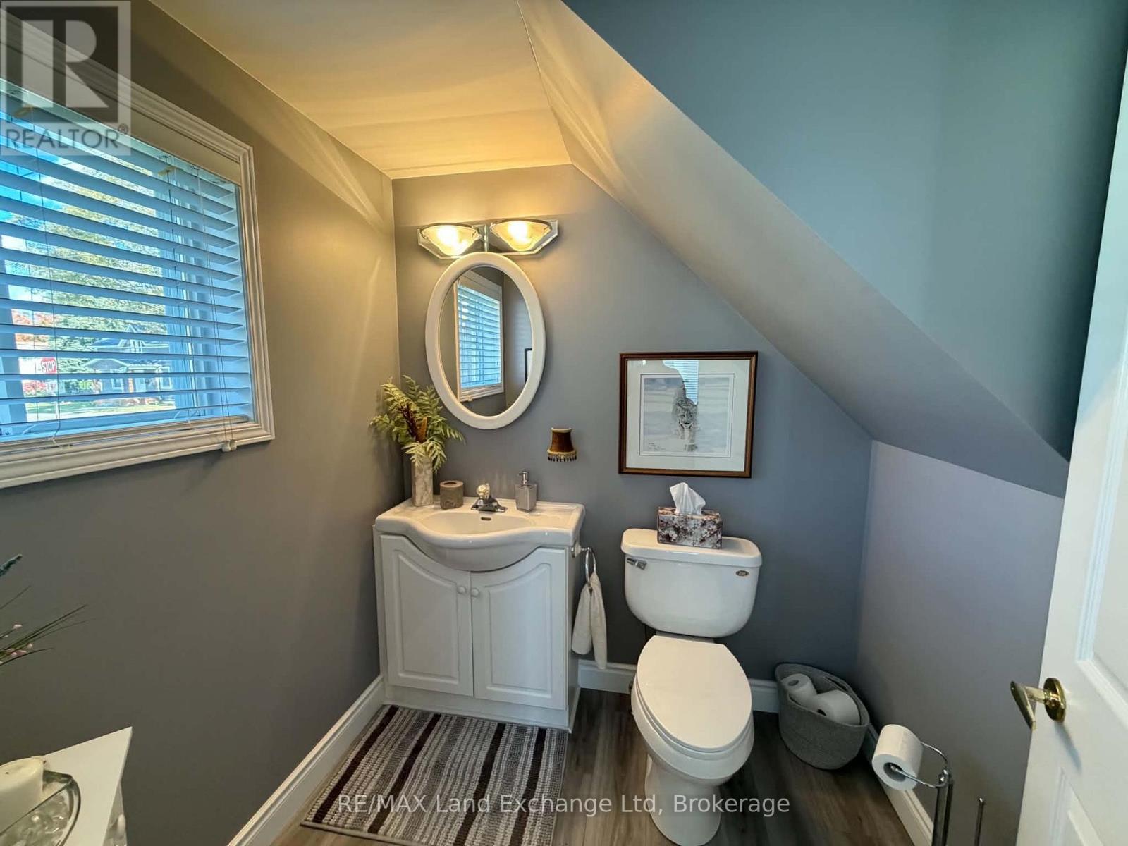 118 VICTORIA STREET E - Image 12